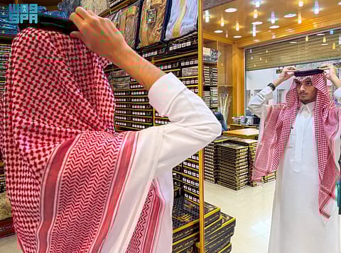 «استعداد الرجل للعيد».. مظهر لفرح متجدد بالعاصمة الرياض