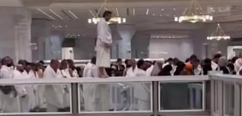 أمن «الحج والعمرة» يباشر حالة شخص ظهر في محتوى مرئي يصلي في موقع غير مخصص 