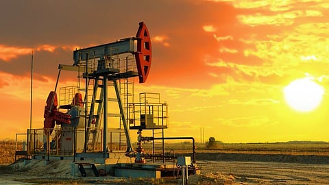 النفط يرتفع بأكثر من 4%... وخام برنت يسجل 105 دولارات للبرميل