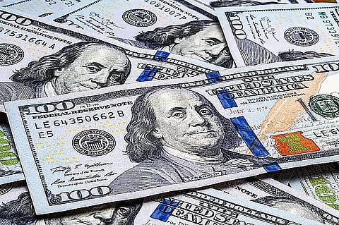 تعاملات متقلبة.. الدولار يرتفع واليورو والإسترليني يتراجعان