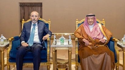 «الخريجي» يستقبل وزير خارجية الأردن لدى وصوله الرياض