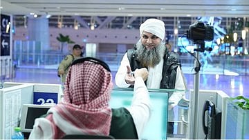 «الجوازات» تُنهي إجراءات مغادرة المعتمرين عبر مطار الملك عبدالعزيز الدولي جدة