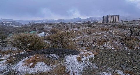 الباحة تشهد حالة مطرية غزيرة يكسو خلالها البَرَد شوارعها ومرتفعاتها