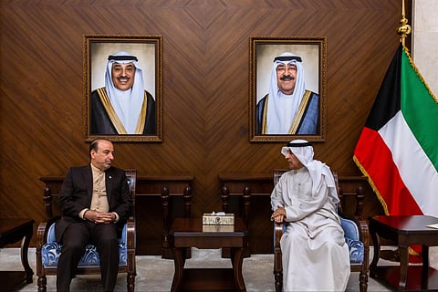 الكويت تستدعي سفير إيران احتجاجًا على استمرار اعتداءاتها على خزانات الوقود بالمطار 