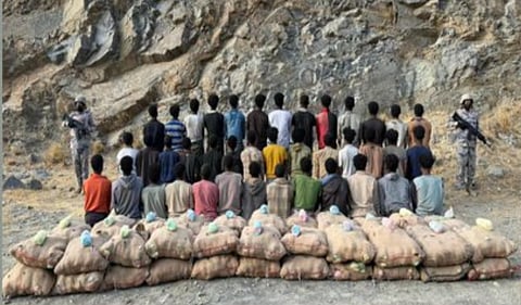 ضبط 40 مخالفًا من الجنسيتين اليمنية والإثيوبية لتهريبهم 880 كيلوجرامًا من القات المخدر بجازان 