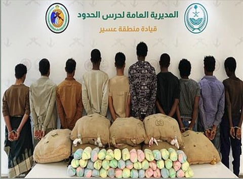 القبض على 10 مخالفين من الجنسيتين اليمنية والإثيوبية لتهريبهم 225 كيلوجرامًا من القات بعسير 
