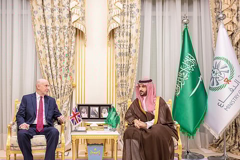 وزير الدفاع يلتقي نظيره البريطاني لاستعراض الشراكة الإستراتيجية وتطورات الأوضاع الإقليمية