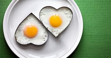استشاري: البيض لا يزيد خطر جلطة القلب لدى معظم الحالات