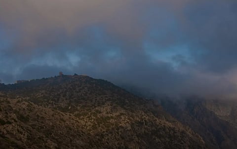 أجواء ضبابية كثيفة تكسو جبال الباحة وتُجسّد جمالها الطبيعي
