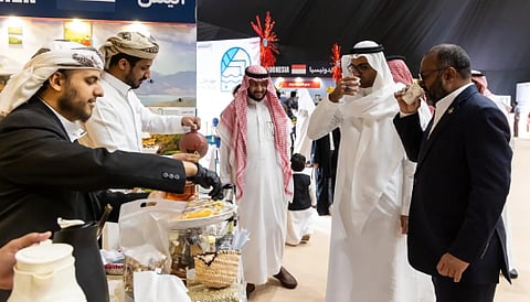 وزير الشؤون الإسلامية بالمالديف يزور مهرجان الثقافات والشعوب بالجامعة الإسلامية