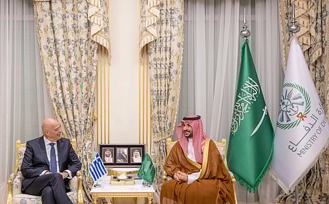 وزير الدفاع ونظيره اليوناني يبحثان تطورات المنطقة في ظل استمرار الهجمات الإيرانية 