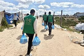 مركز الملك سلمان للإغاثة يوزع وجبات غذائية ساخنة في غزة