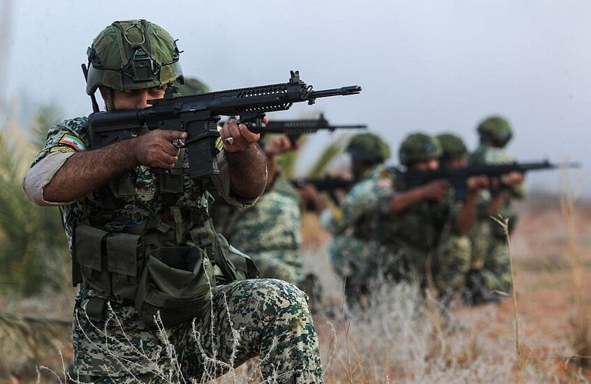 إيران تستعد لهجوم بري محتمل بتعزيز دفاعات منشآت النفط وحملات تجنيد جماعية