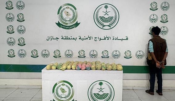 دوريات الأفواج الأمنية بجازان تقبض على مخالف يمني لتهريبه 9 كيلو جرامات من نبات القات