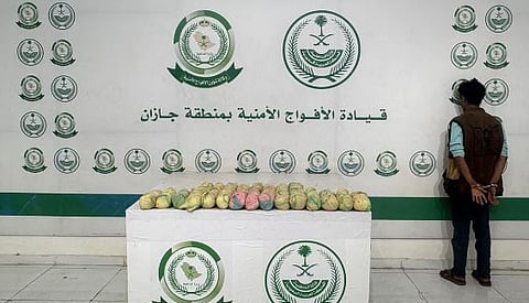 دوريات الأفواج الأمنية بجازان تقبض على مخالف يمني لتهريبه 9 كيلو جرامات من نبات القات 