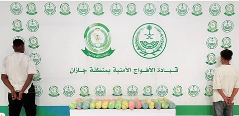 «الأفواج الأمنية» بجازان تقبض على مواطنين لترويجهما 13 كيلو جرامًا من «القات» 