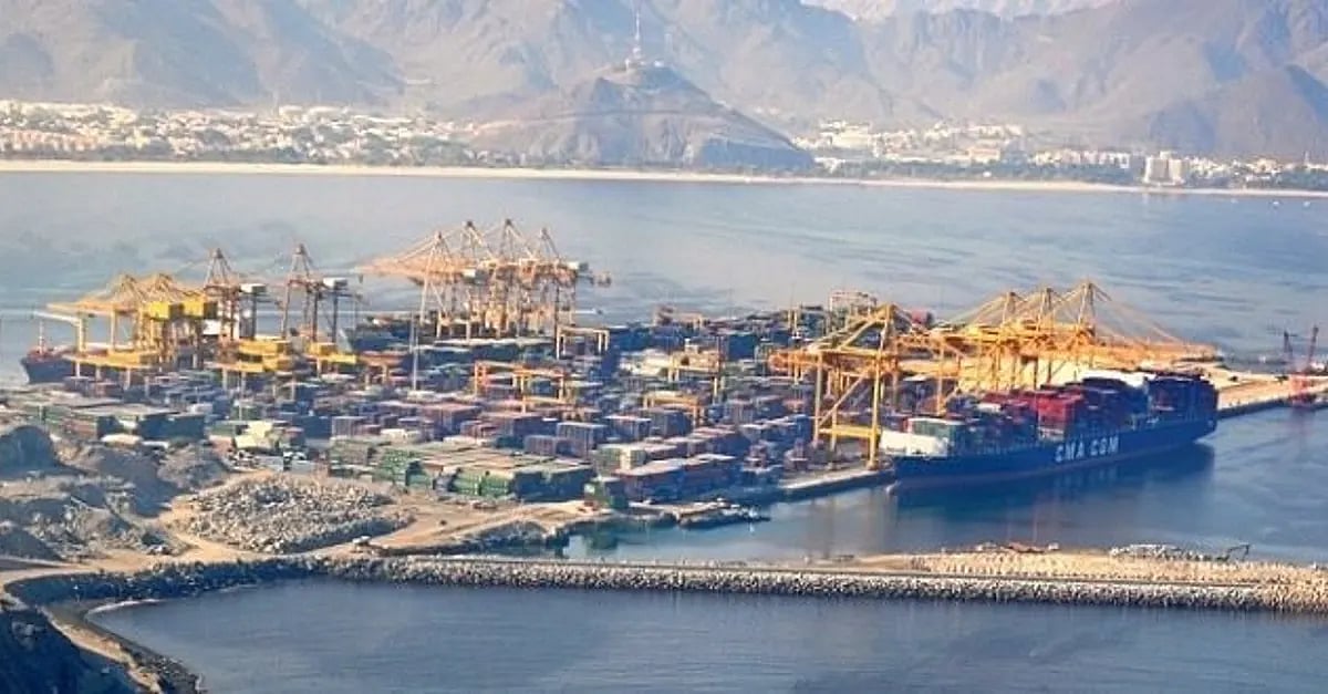 إمارة الشارقة: السيطرة على حريق في ميناء خورفكان نجم عن سقوط شظايا