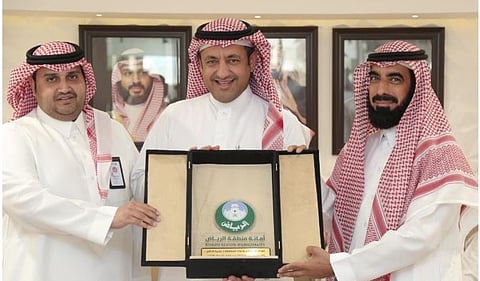 رئيس قطاع بلديات منطقة ⁧‫الرياض‬⁩ المهندس خالد الزيد يكرم رئيس ⁧‫بلدية الدلم‬⁩ وذلك لتميز البلدية بمبادرات وفعاليات الربع الأول لعام 2026