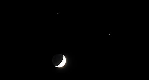 رصد اقتران القمر بنجمي قلب العقرب والنياط 2 في سماء الحدود الشمالية