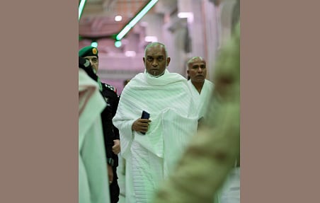 رئيس المالديف يؤدي مناسك العمرة