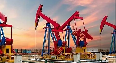 انخفاض أسعار النفط لأقل من 100 دولار بعد إعلان ترامب وقف إطلاق النار مع إيران