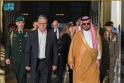 رئيس الوزراء البريطاني يغادر جدة