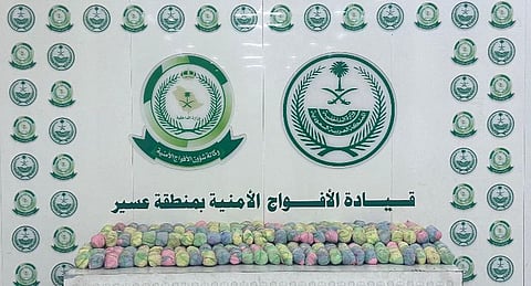 دوريات الأفواج الأمنية بمنطقة عسير تُحبط تهريب 44 كيلو جرامًا من نبات القات المخدر
