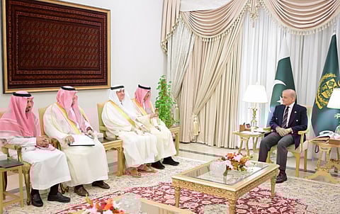 شهباز شريف يشدد على التزام باكستان بتوسيع تعاونها مع المملكة في جميع المجالات