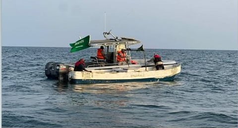 حرس الحدود بمكة ينقذ مقيمين من الجنسية البنجلاديشية تعطلت واسطتهما البحرية في عرض البحر