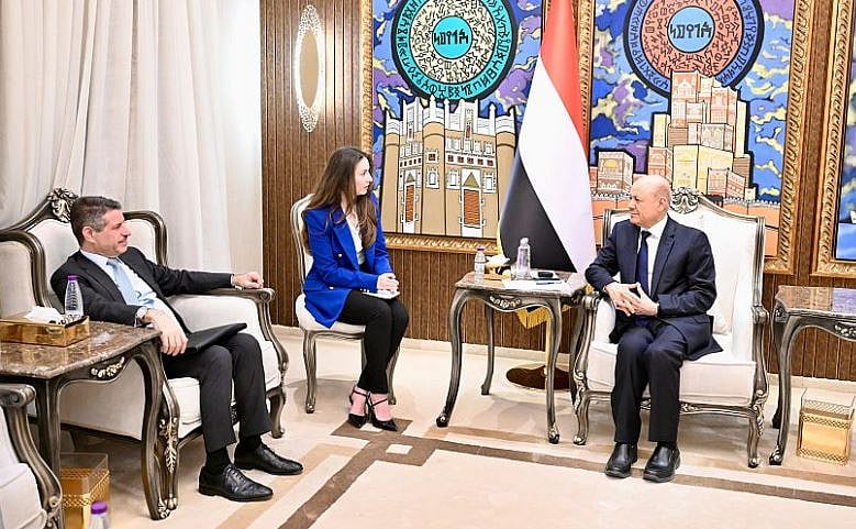 «العليمي» يؤكد أهمية البناء على ردع النظام الإيراني لإنهاء تهديد مليشياته في المنطقة