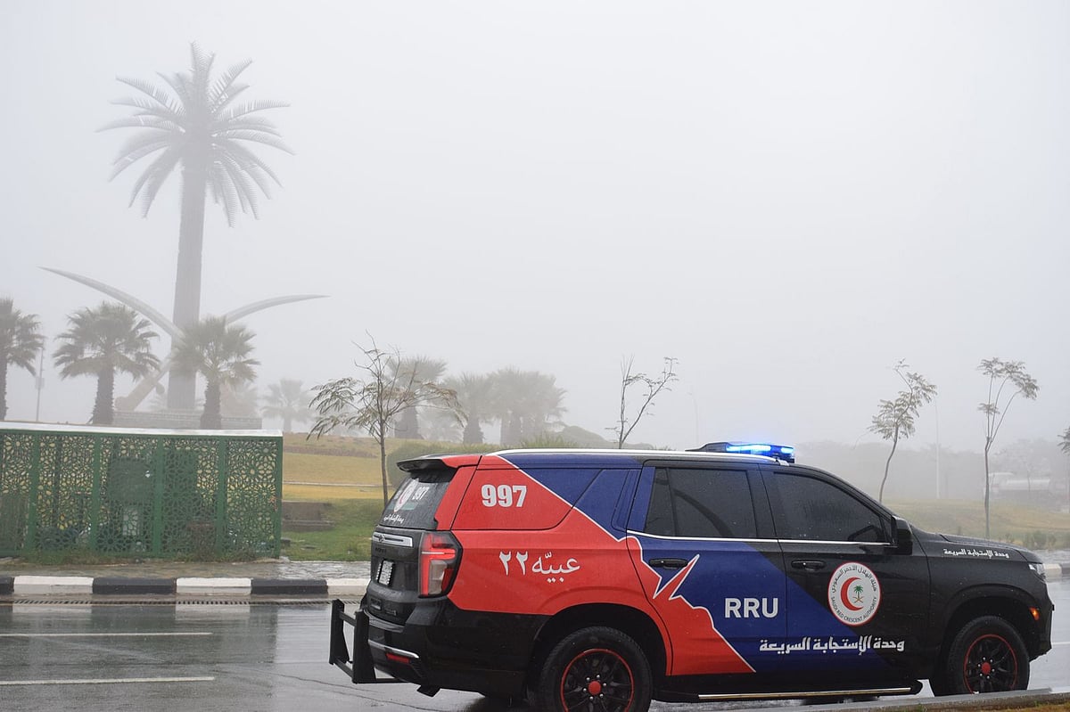 الهلال الأحمر بالباحة يرفع الجاهزية للدرجة القصوى ويكثّف انتشاره الميداني مع استمرار الحالة المطرية والضباب الكثيف