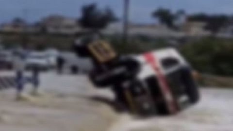 المرور بمنطقة عسير يباشر واقعة عبور قائد شاحنة للأودية والشعاب أثناء جريانها