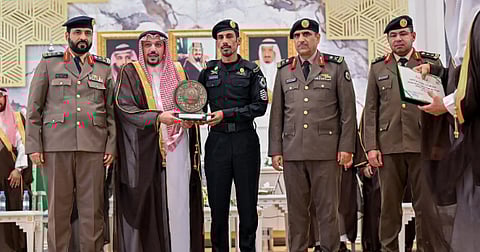 أمير القصيم يكرّم رجل أمن تقديرًا لجهوده في إنقاذ حياة آخرين من حريق بعنيزة