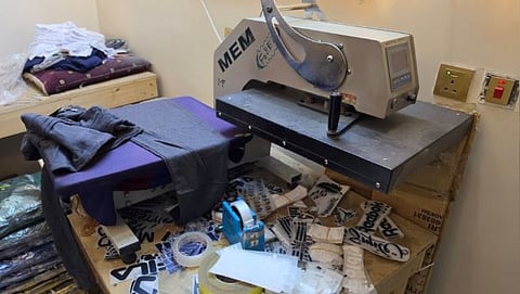 ضبط أكثر من 3 آلاف قطعة ملابس مقلدة لعلامات تجارية بجدة