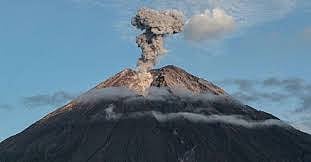 قذف حممًا بركانية لمسافة 3 كيلومترات.. ثوران بركان جبل سيميرو في إندونيسيا