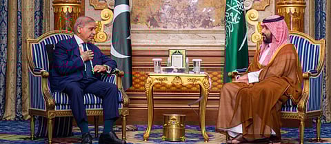 ولي العهد يلتقي رئيس وزراء باكستان