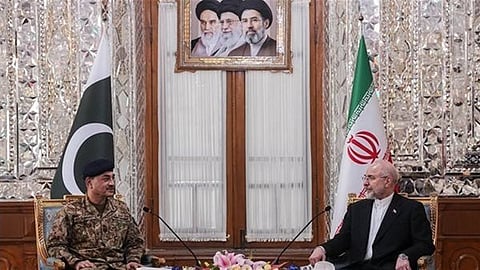 ضمن جهود الوساطة.. قائد الجيش الباكستاني يلتقي رئيس البرلمان الإيراني في طهران