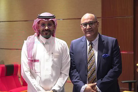 "معاذ الشيخ" ينال الدكتوراه في توظيف الذكاء الاصطناعي لإدارة السمعة المؤسسية

