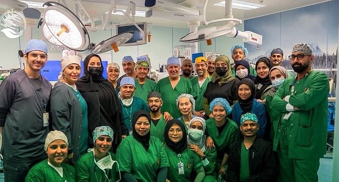 بعد جراحة دقيقة استغرقت 6.5 ساعات.. نجاح عملية عاجلة لفصل توأم ملتصق سعودي