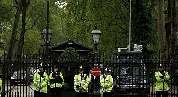 الشرطة البريطانية تحقق في واقعة أمنية قرب سفارة الاحتلال بلندن.. اشتباه بإلقاء مواد خطرة