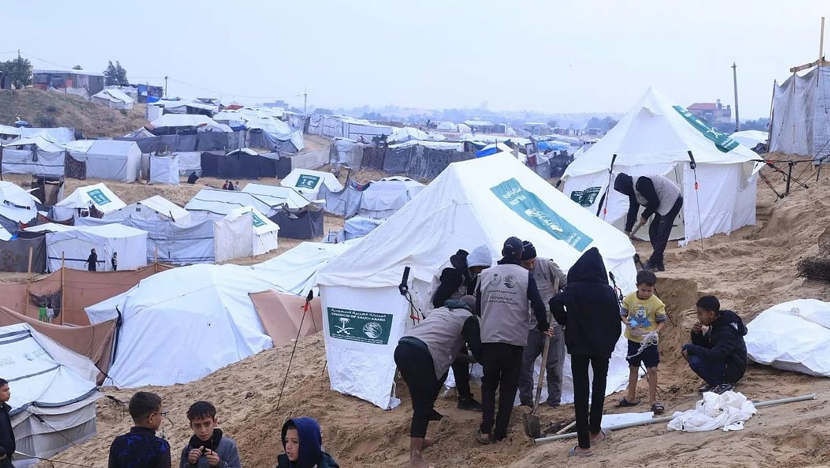 المملكة توزع سلالا غذائية في قطاع غزة