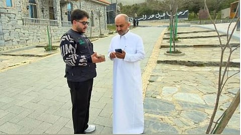 لتحسين تجربة الزائر.. أمانة الباحة توزع رمز استجابة سريع «باركود» للمواقع والمعالم التراثية