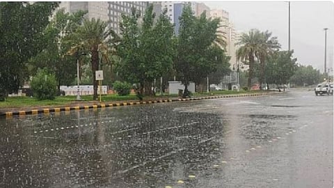 «الدفاع المدني» تدعو إلى الابتعاد عن أماكن تجمُّع السيول والأودية حتى الجمعة المقبل