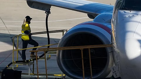  تزويد طائرة بالوقود