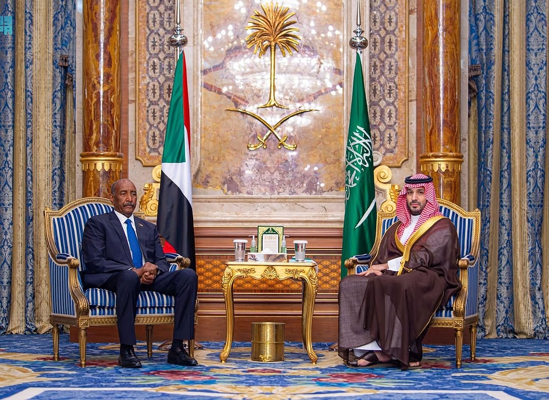 ولي العهد يلتقي رئيس مجلس السيادة الانتقالي في السودان