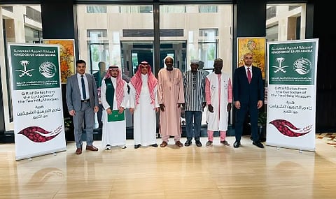 مركز الملك سلمان للإغاثة يسلّم 50 طنًا من التمور هدية المملكة لبوركينا فاسو