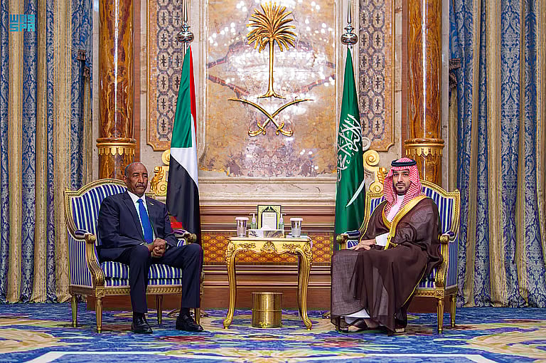كاتب سوداني: توقيت زيارة البرهان للمملكة يمهد مسارات السلام بدعم سعودي