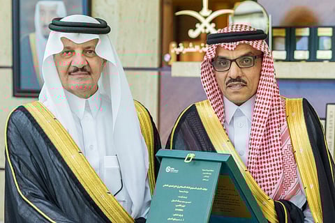 أمير الشرقية يتسلّم نسخة من أطروحة ماجستير للزميل أحمد العدواني