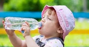 أبرزها شرب كميات كافية من الماء.. إرشادات وقائية لحماية الأطفال من حرارة الصيف