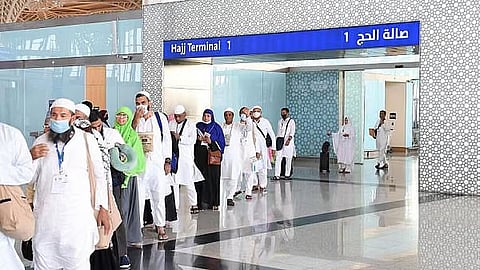 «الحج» تحث ضيوف الرحمن على الإفصاح عن المبالغ والمقتنيات المشمولة بالإقرار الجمركي 